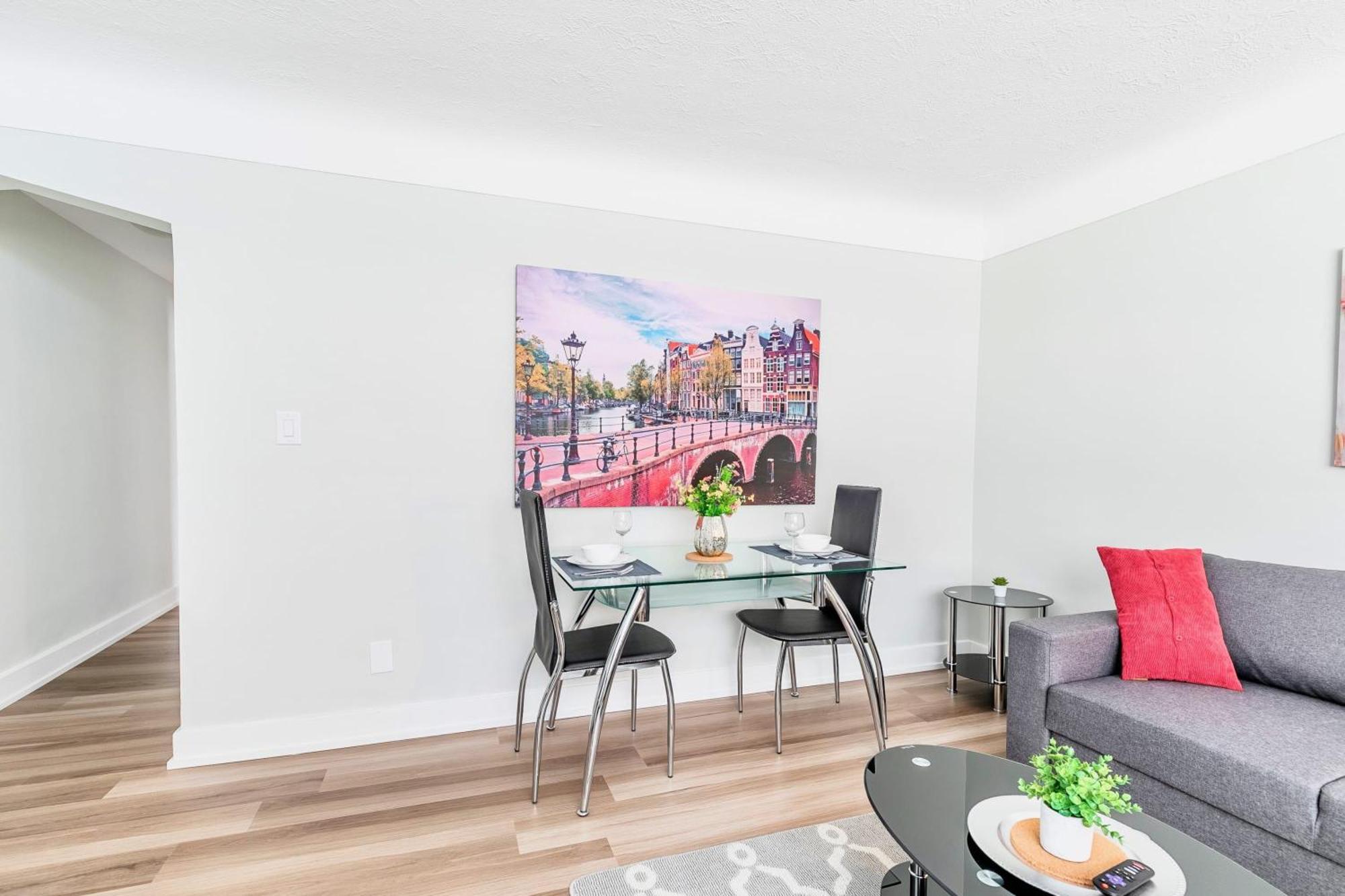 Modern Apartment In Corktown Hamilton Sleeps 4 Bagian luar foto