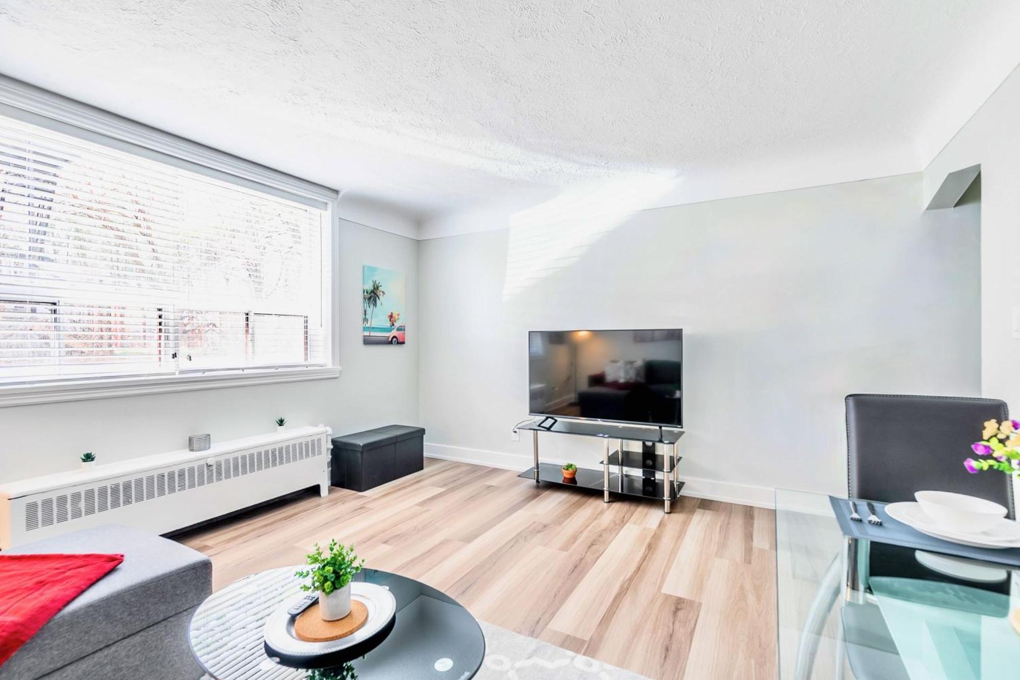 Modern Apartment In Corktown Hamilton Sleeps 4 Bagian luar foto