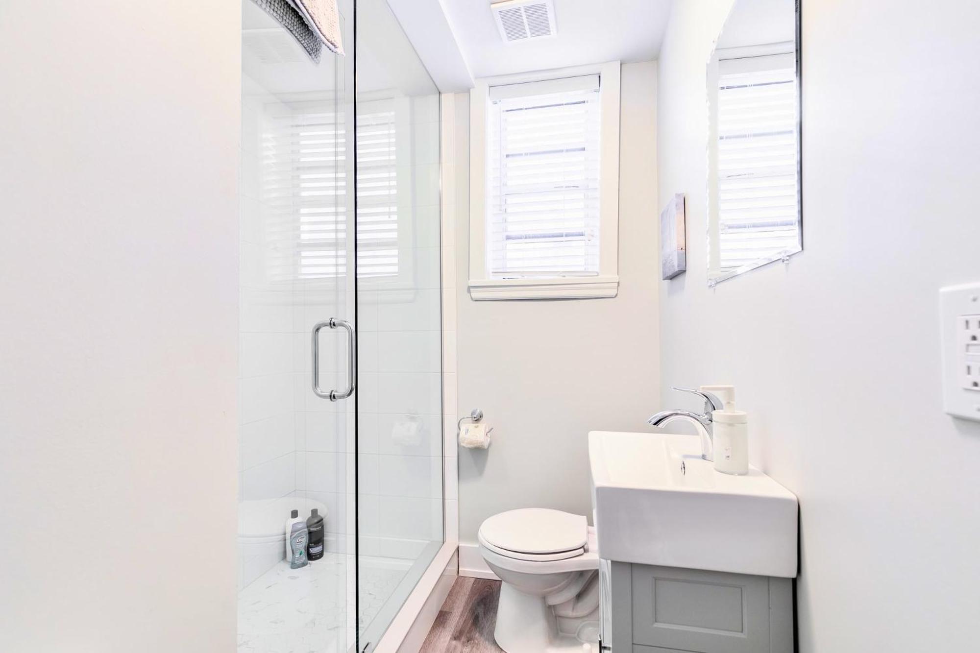 Modern Apartment In Corktown Hamilton Sleeps 4 Bagian luar foto