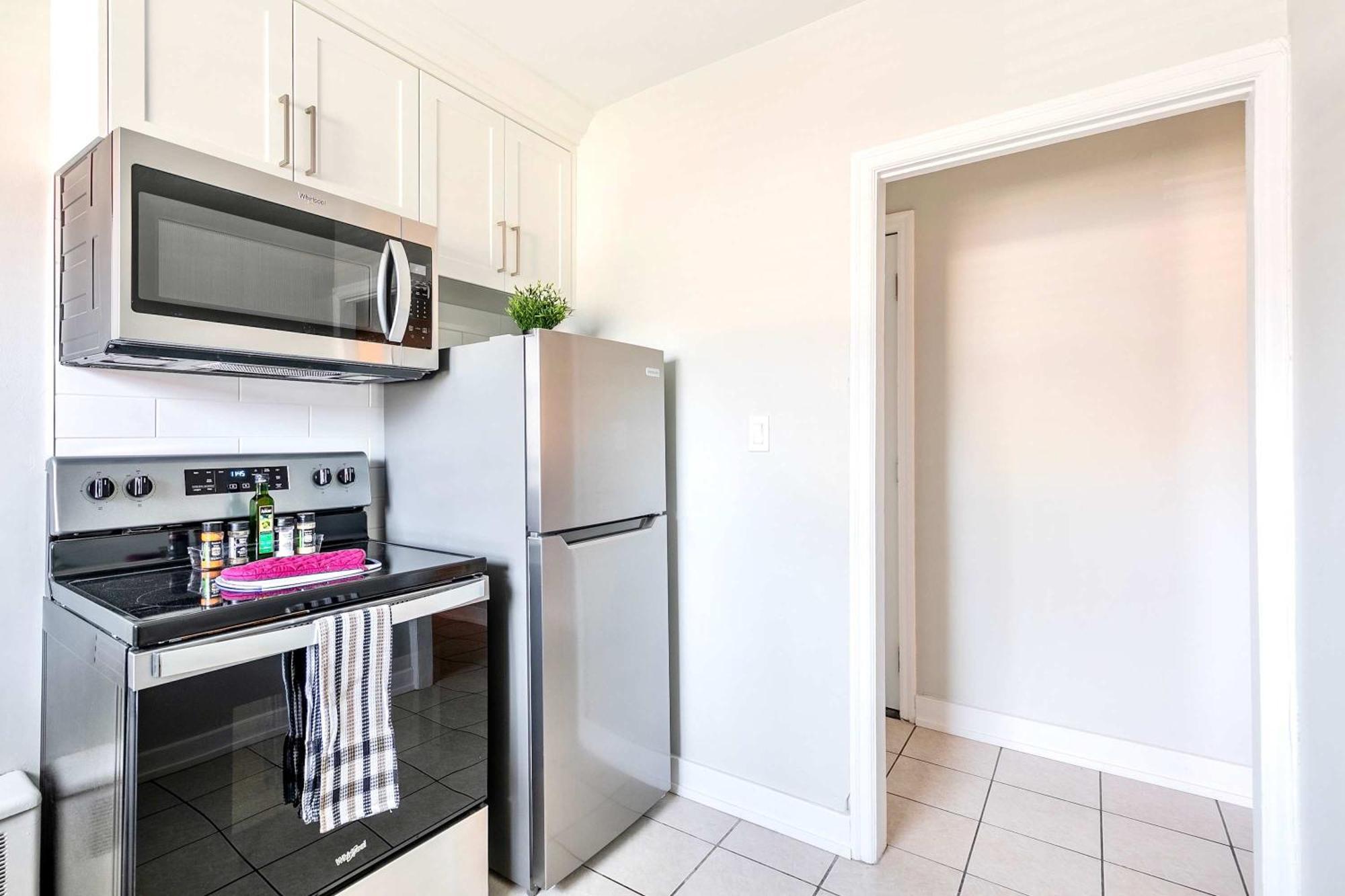 Modern Apartment In Corktown Hamilton Sleeps 4 Bagian luar foto