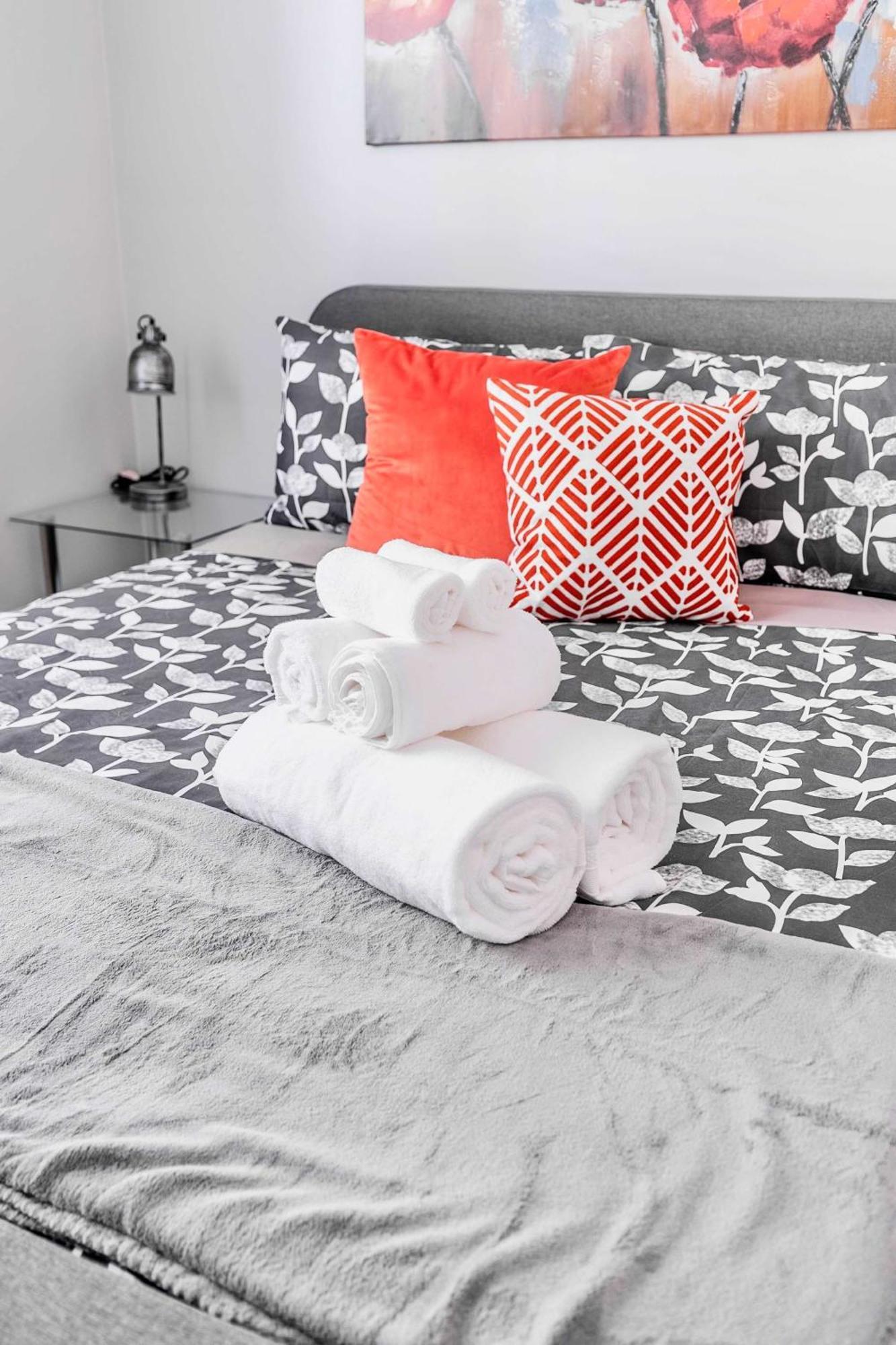 Modern Apartment In Corktown Hamilton Sleeps 4 Bagian luar foto