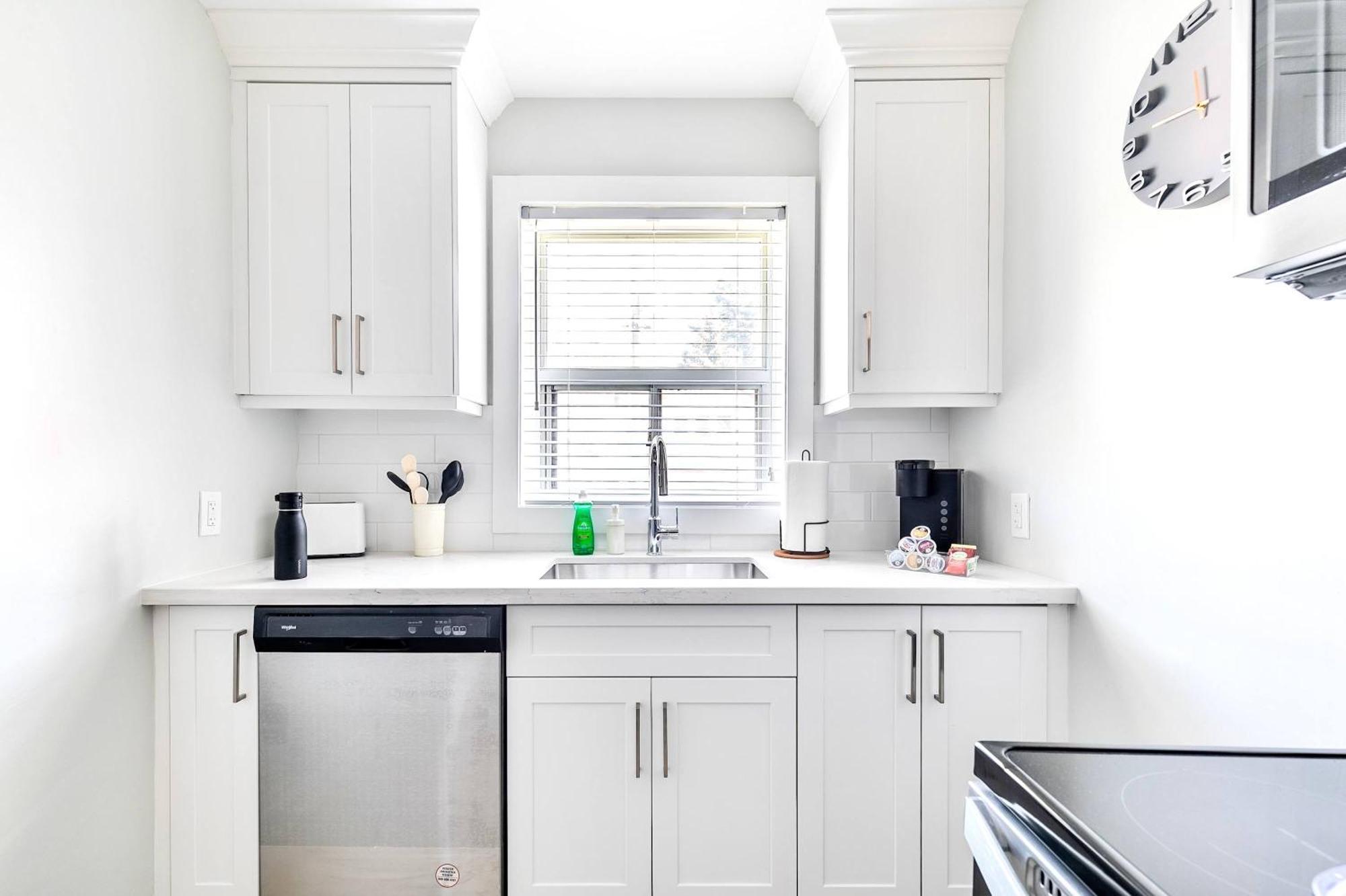 Modern Apartment In Corktown Hamilton Sleeps 4 Bagian luar foto