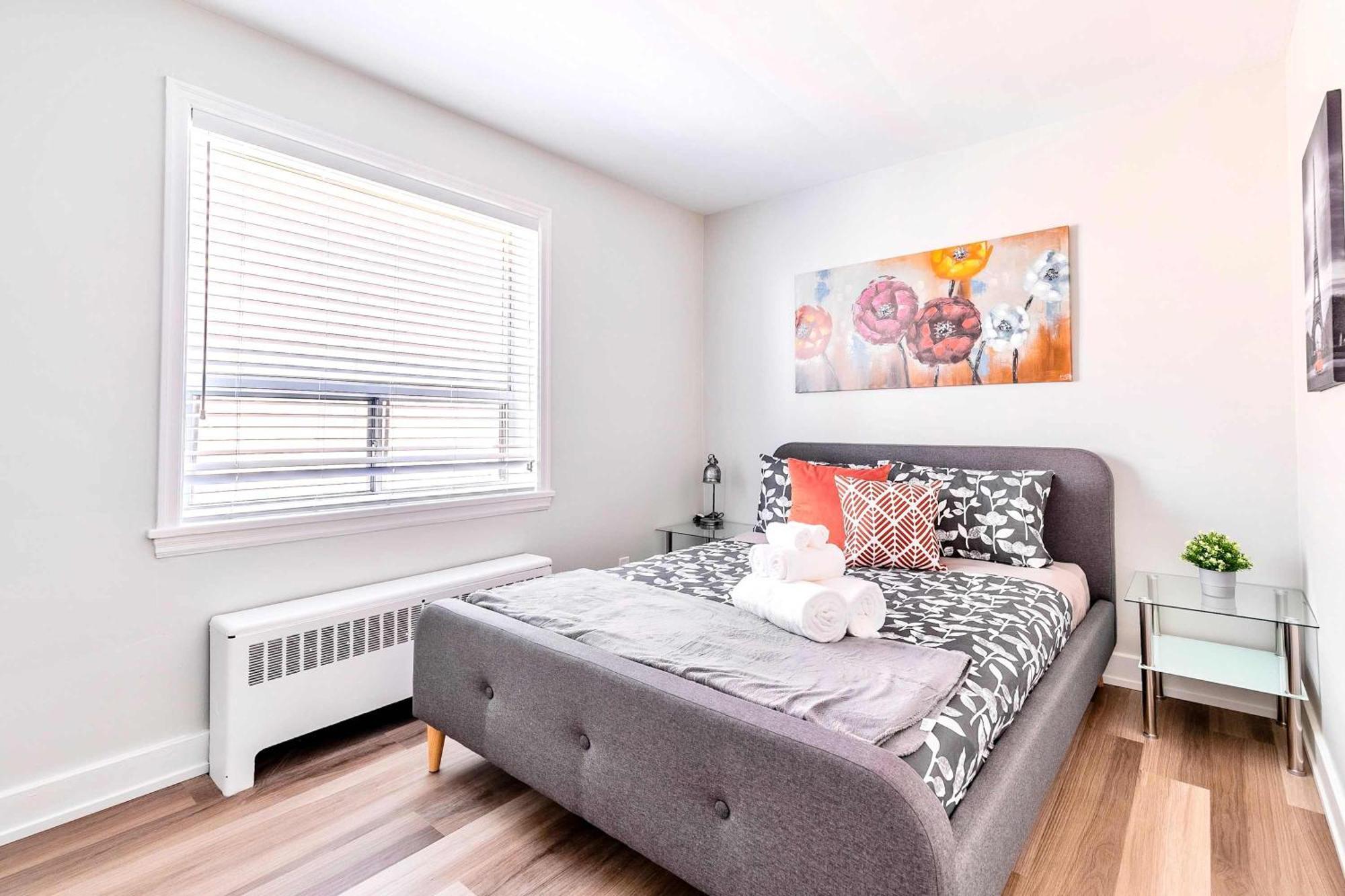 Modern Apartment In Corktown Hamilton Sleeps 4 Bagian luar foto